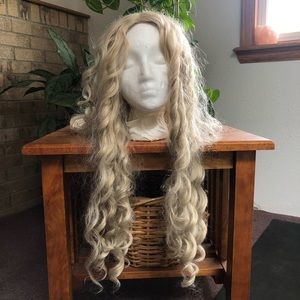 Long Curly Ash Blonde Arda Wig